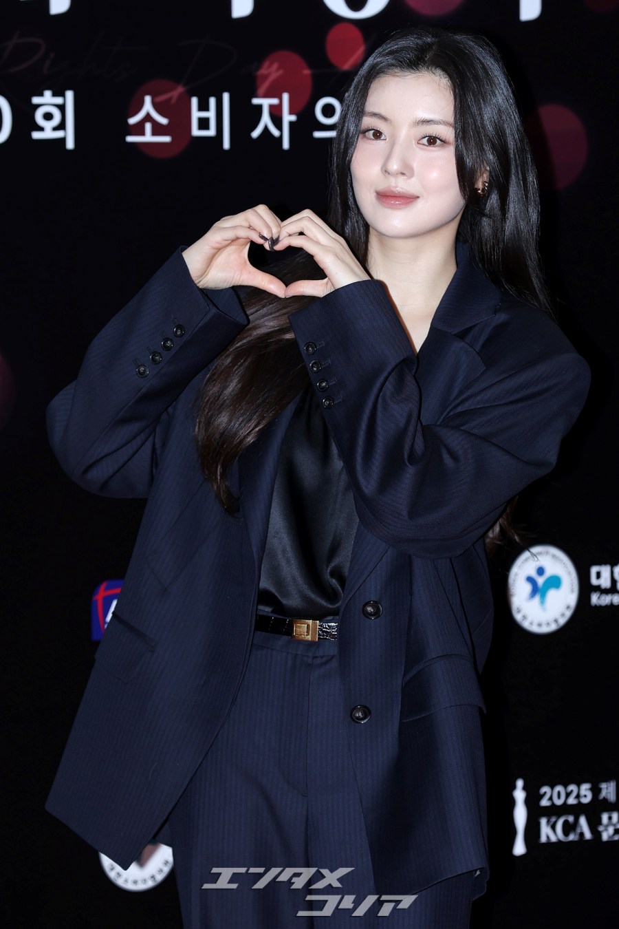 【フォト】イ・ソンビン　シックなネイビールック＆ラブリー手ハート