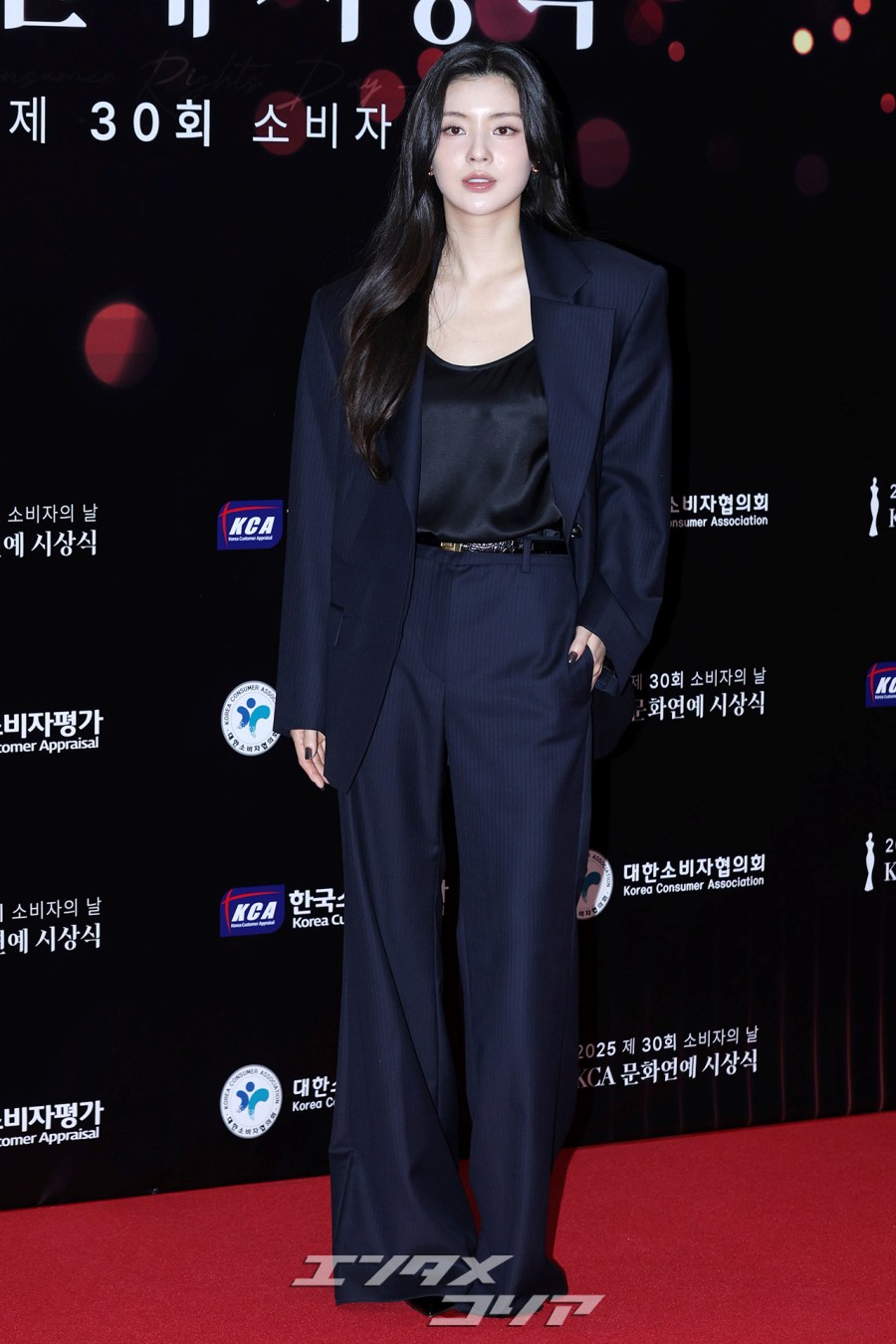 【フォト】イ・ソンビン　シックなネイビールック＆ラブリー手ハート