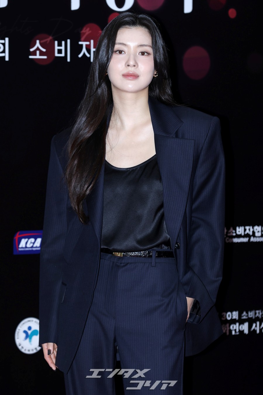 【フォト】イ・ソンビン　シックなネイビールック＆ラブリー手ハート