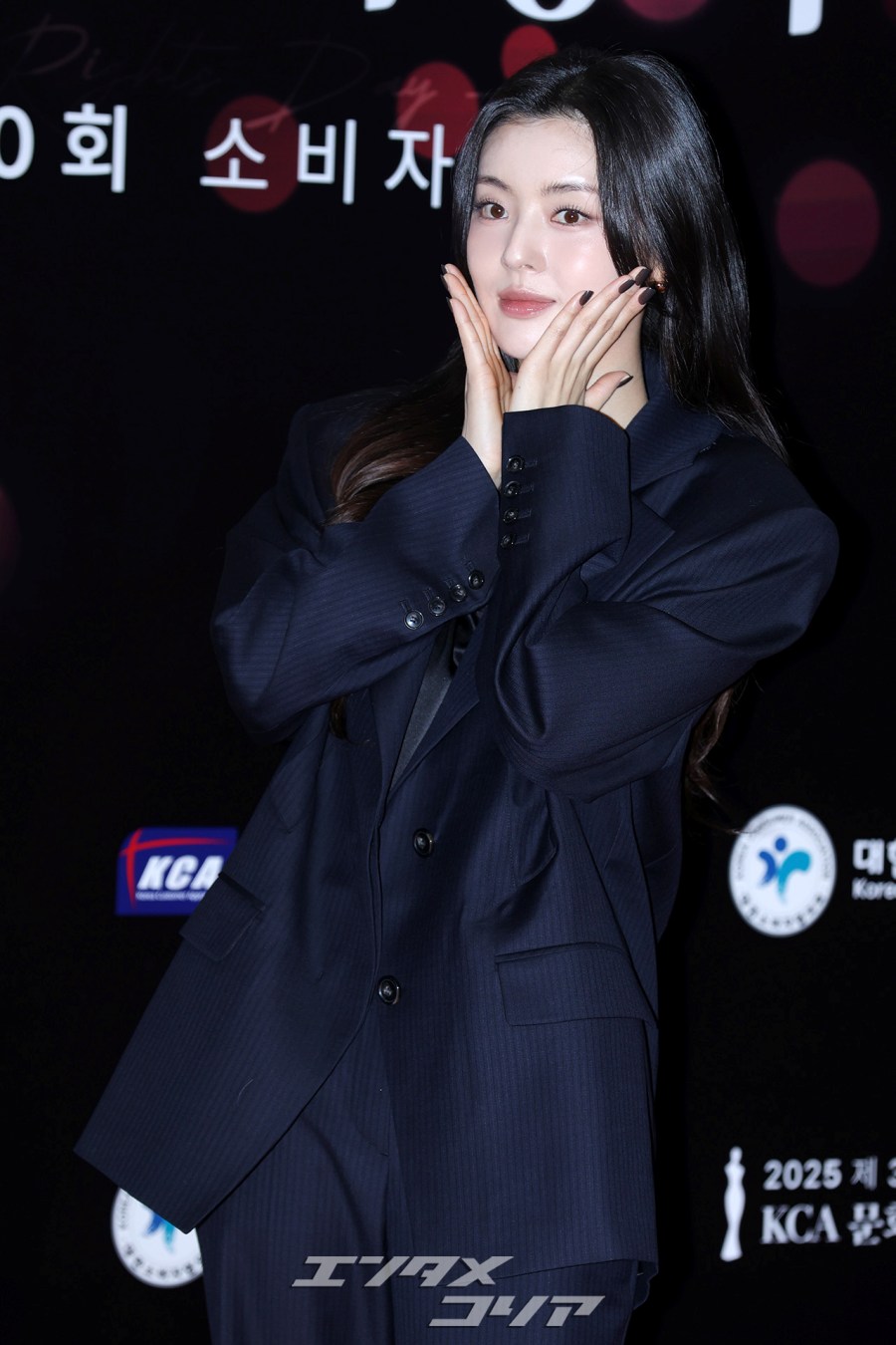 【フォト】イ・ソンビン　シックなネイビールック＆ラブリー手ハート