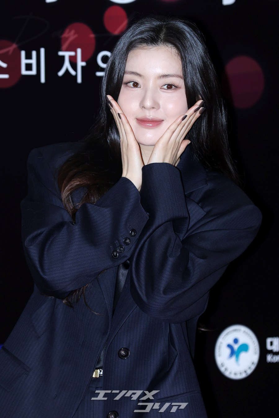 【フォト】イ・ソンビン　シックなネイビールック＆ラブリー手ハート