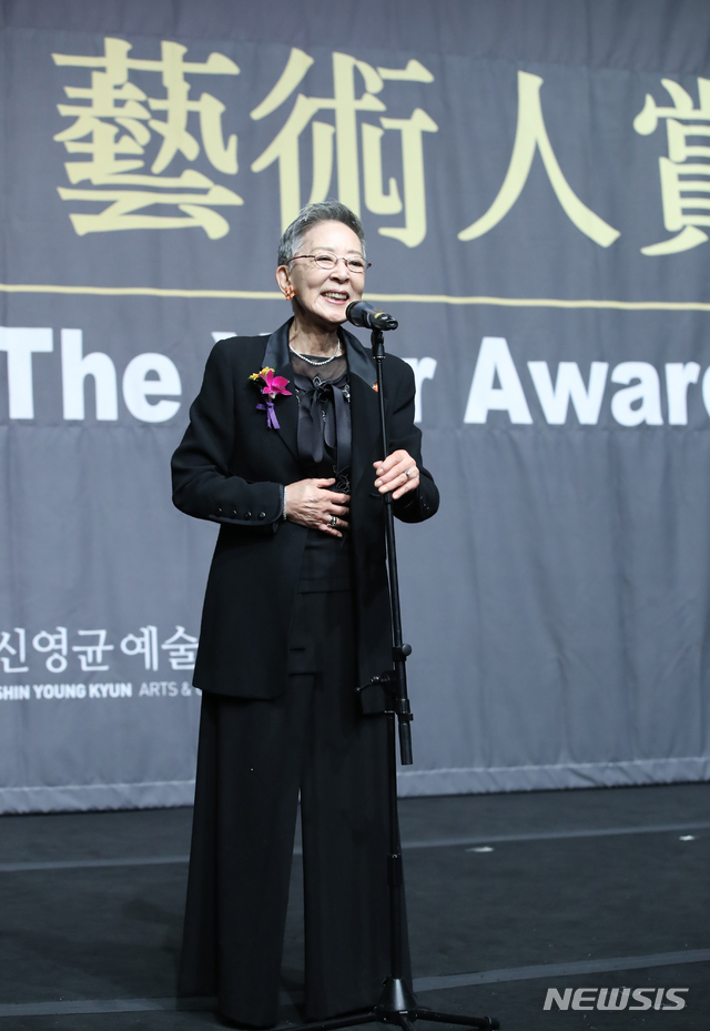 【フォト】ベテラン女優キム・ジミ、「美しい芸術人賞」功労芸術人部門受賞