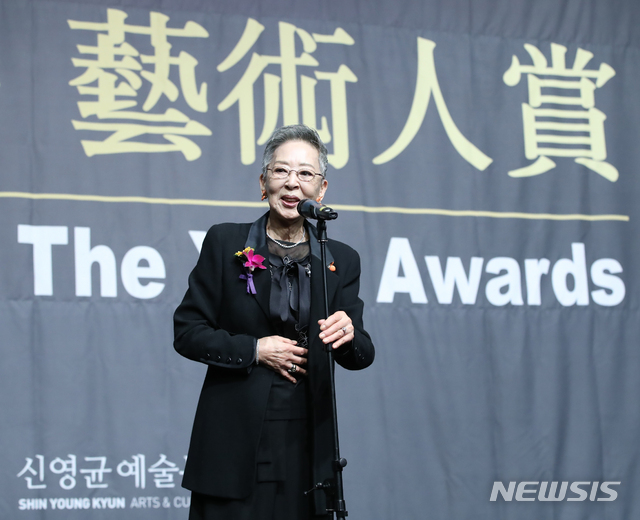 【フォト】ベテラン女優キム・ジミ、「美しい芸術人賞」功労芸術人部門受賞