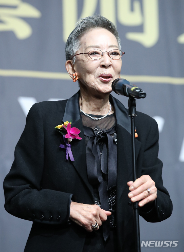 【フォト】ベテラン女優キム・ジミ、「美しい芸術人賞」功労芸術人部門受賞