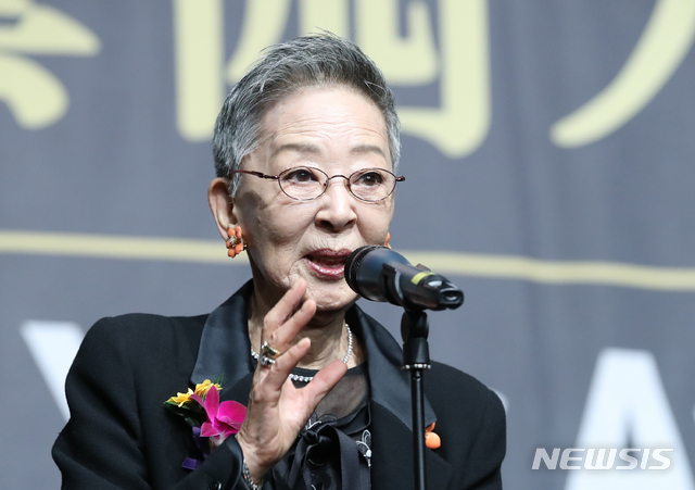 【フォト】ベテラン女優キム・ジミ、「美しい芸術人賞」功労芸術人部門受賞