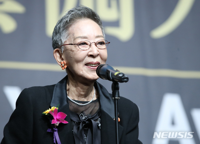 【フォト】ベテラン女優キム・ジミ、「美しい芸術人賞」功労芸術人部門受賞