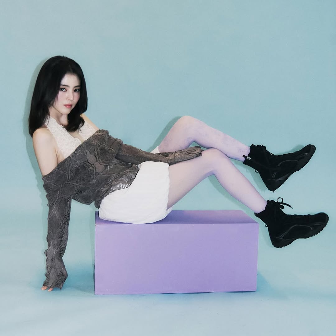 ハン・ソヒ、箱の上で別格のバランス感覚披露…紫のストッキングが魅惑的