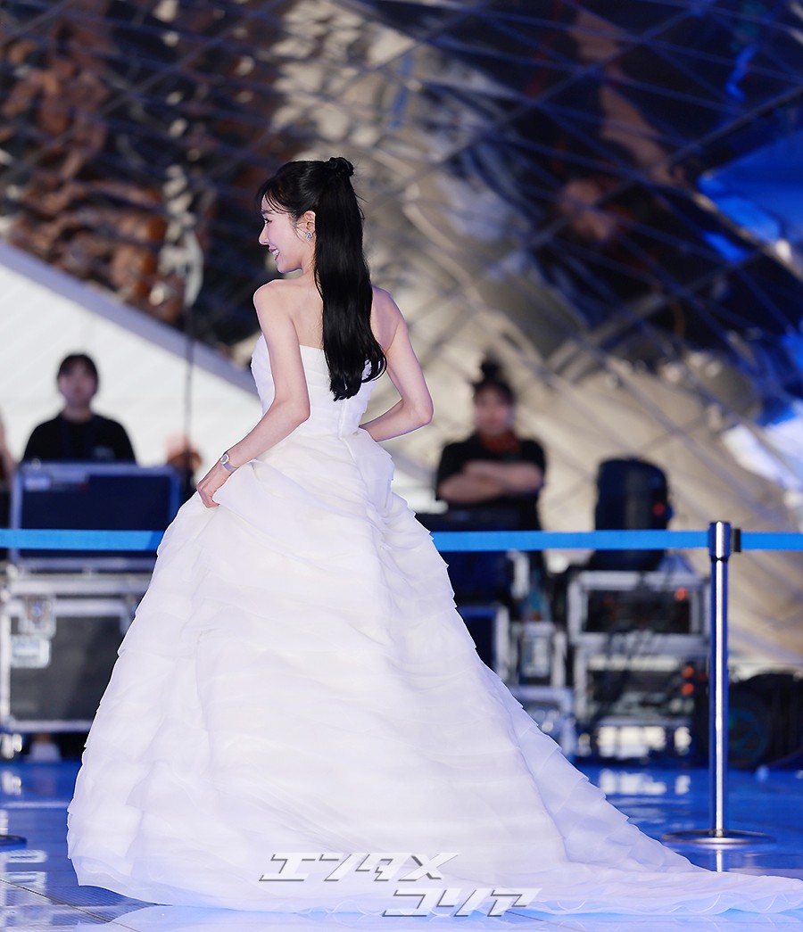 【フォト】交際中のピョン・ヨハン＆ティファニー、純白ドレス＆レモン色のスーツ姿でレッドカーペットに登場