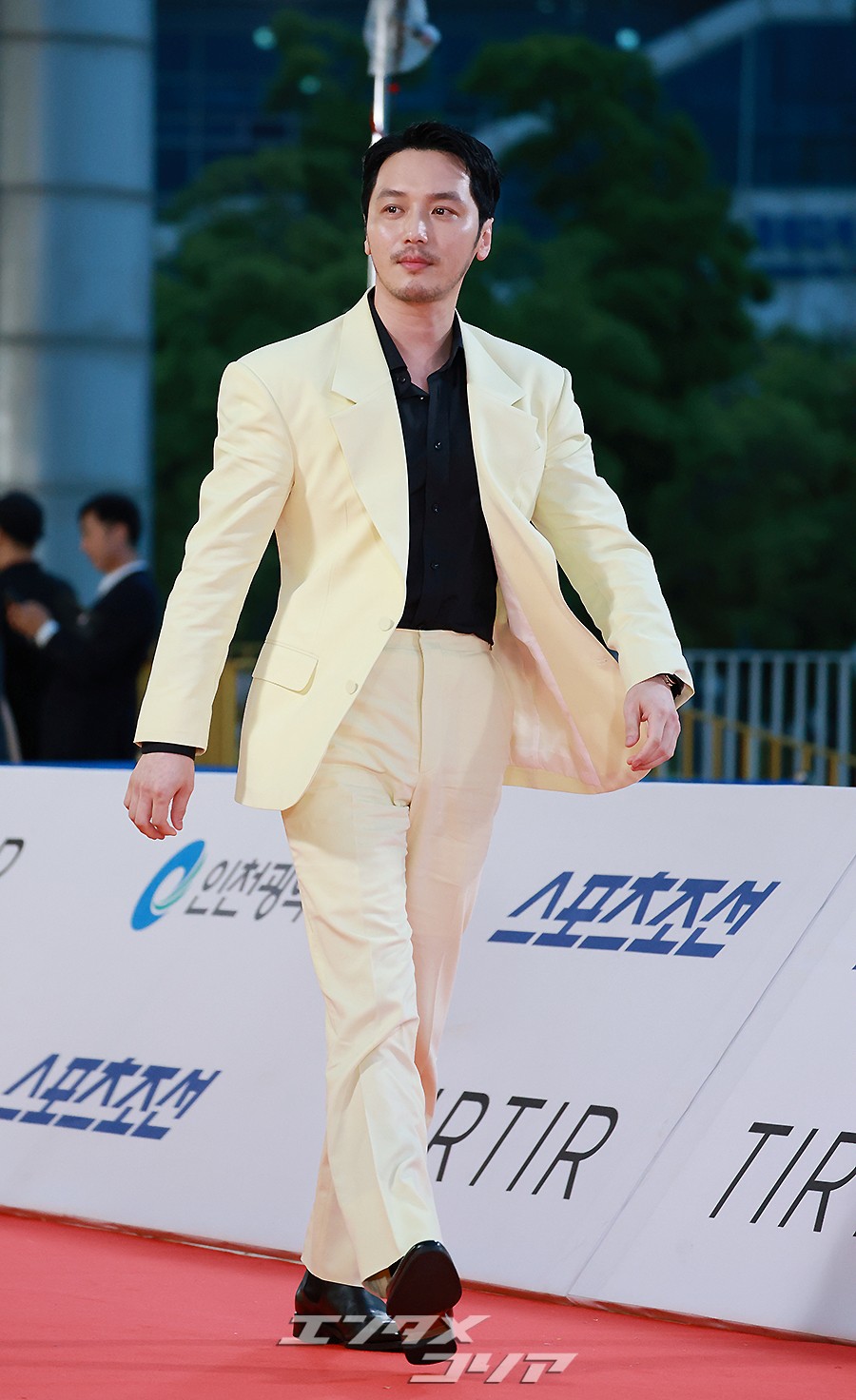 【フォト】交際中のピョン・ヨハン＆ティファニー、純白ドレス＆レモン色のスーツ姿でレッドカーペットに登場