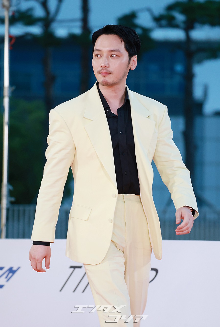 【フォト】交際中のピョン・ヨハン＆ティファニー、純白ドレス＆レモン色のスーツ姿でレッドカーペットに登場