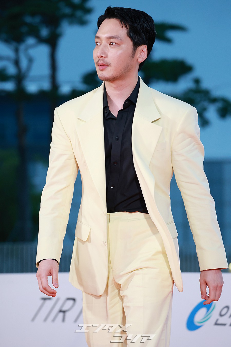 【フォト】交際中のピョン・ヨハン＆ティファニー、純白ドレス＆レモン色のスーツ姿でレッドカーペットに登場