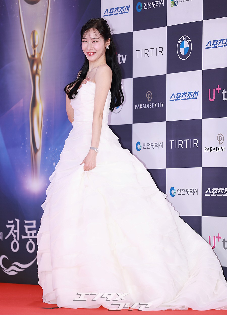 【フォト】交際中のピョン・ヨハン＆ティファニー、純白ドレス＆レモン色のスーツ姿でレッドカーペットに登場