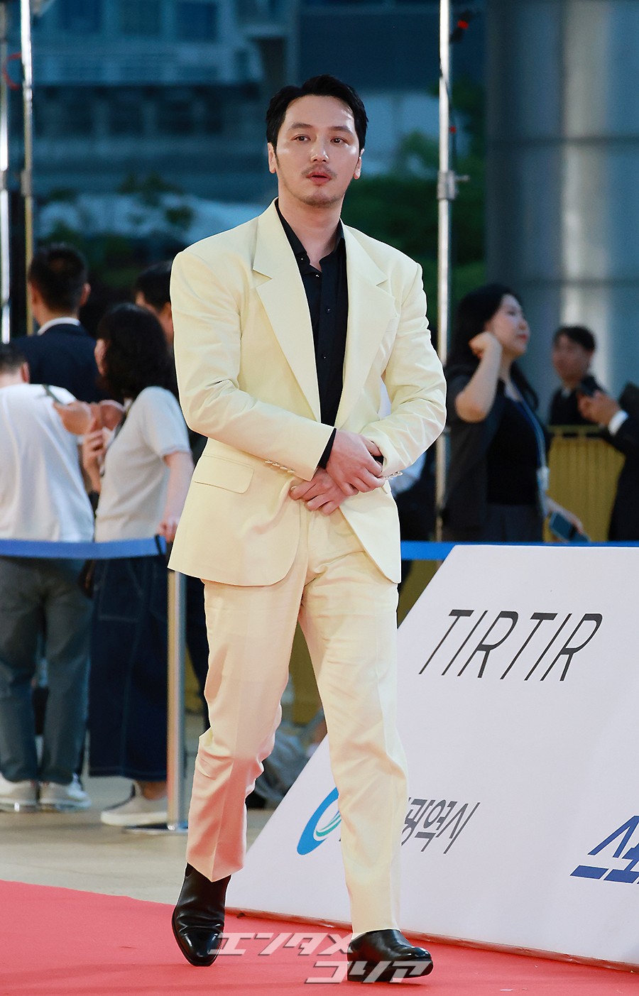 【フォト】交際中のピョン・ヨハン＆ティファニー、純白ドレス＆レモン色のスーツ姿でレッドカーペットに登場