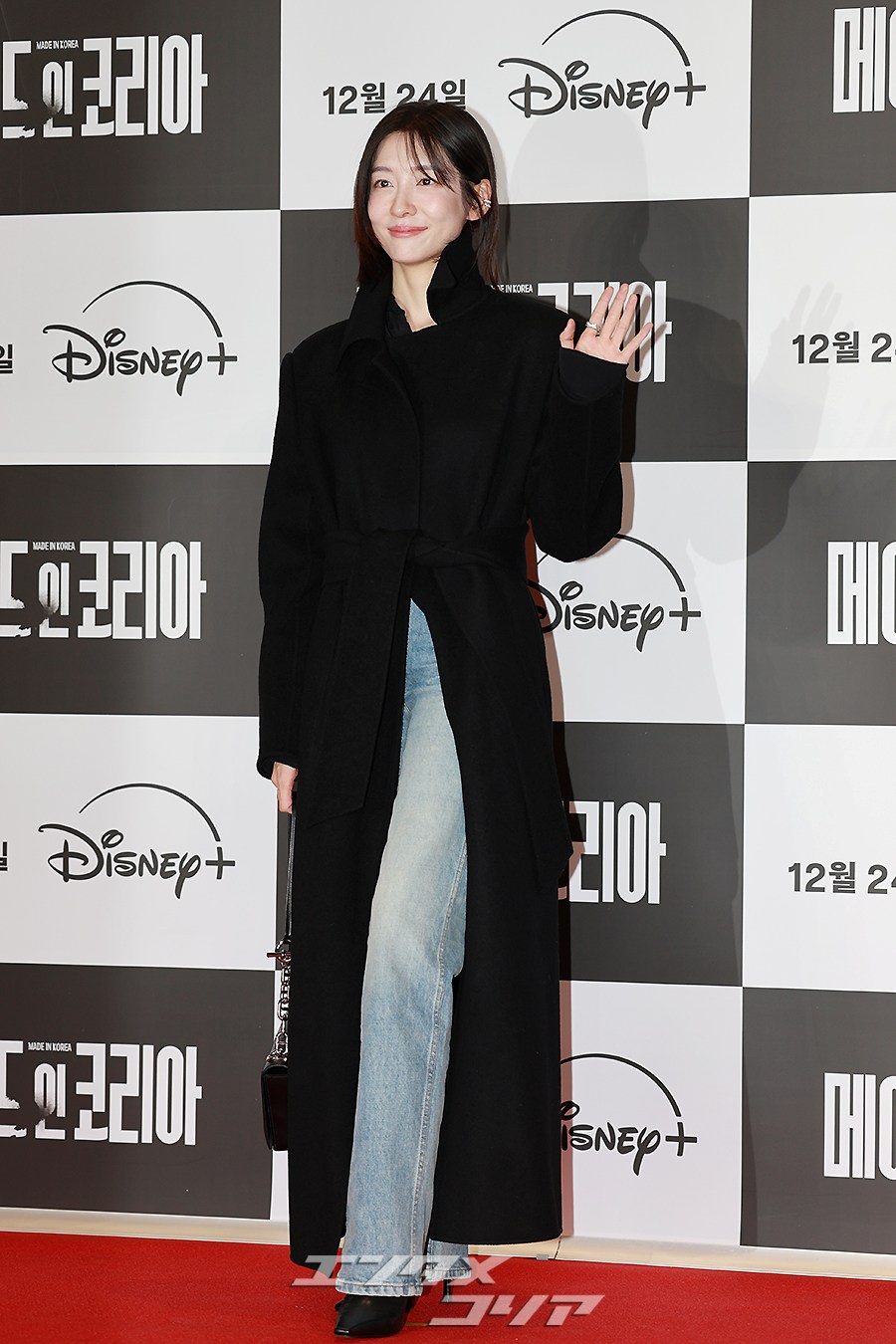 【フォト】パク・ジヒョン、黒いロングコート＆デニム姿がシック