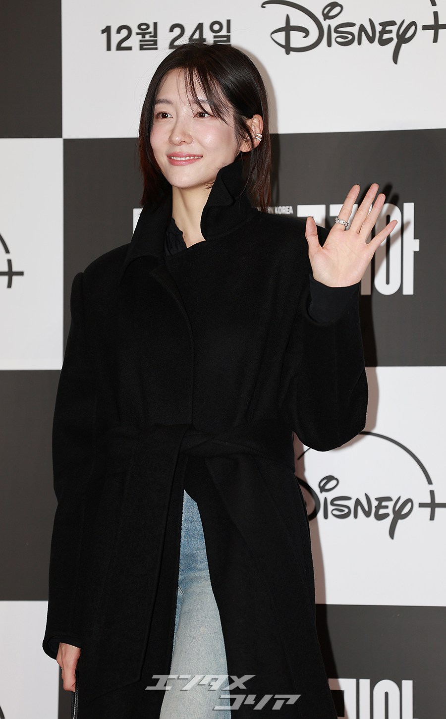 【フォト】パク・ジヒョン、黒いロングコート＆デニム姿がシック