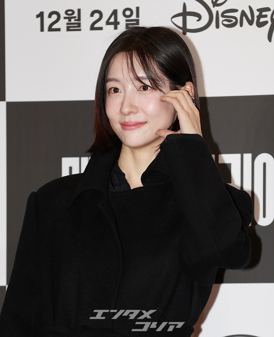 【フォト】パク・ジヒョン、黒いロングコート＆デニム姿がシック