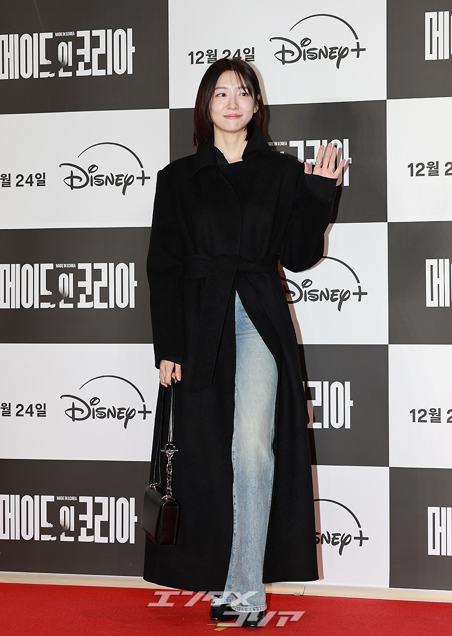 【フォト】パク・ジヒョン、黒いロングコート＆デニム姿がシック