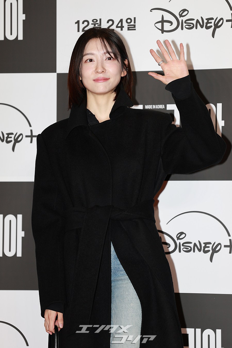 【フォト】パク・ジヒョン、黒いロングコート＆デニム姿がシック