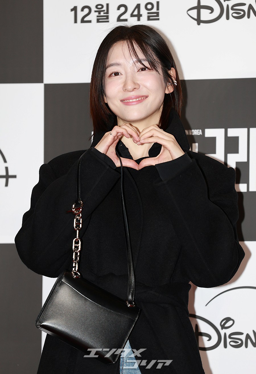 【フォト】パク・ジヒョン、黒いロングコート＆デニム姿がシック