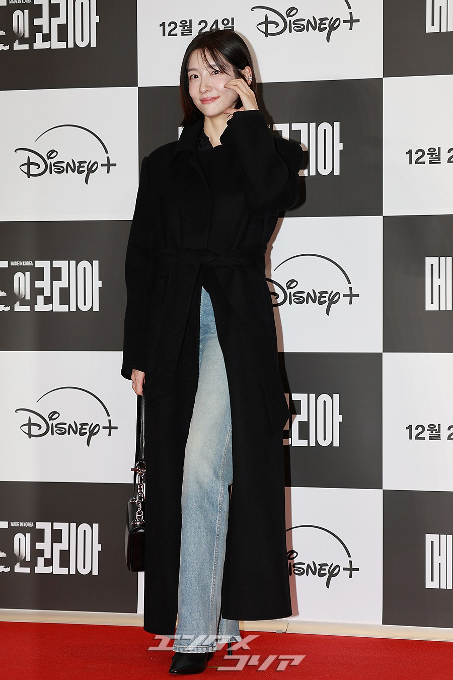 【フォト】パク・ジヒョン、黒いロングコート＆デニム姿がシック