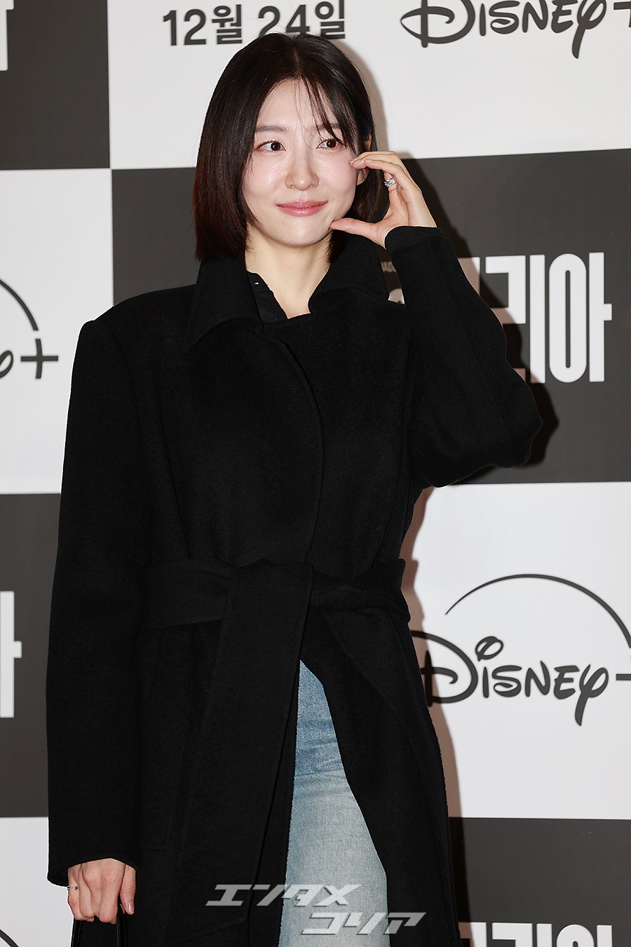 【フォト】パク・ジヒョン、黒いロングコート＆デニム姿がシック