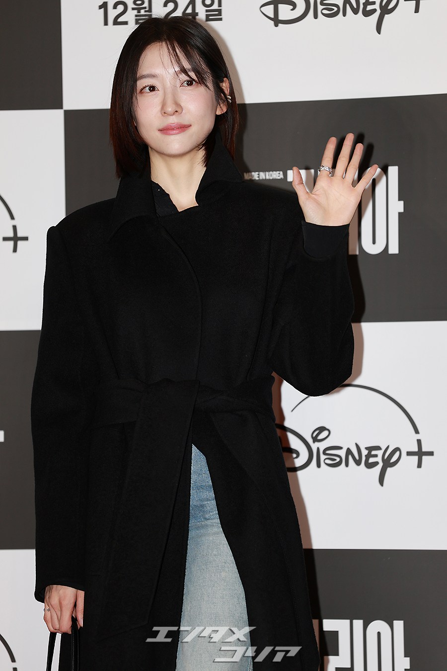 【フォト】パク・ジヒョン、黒いロングコート＆デニム姿がシック