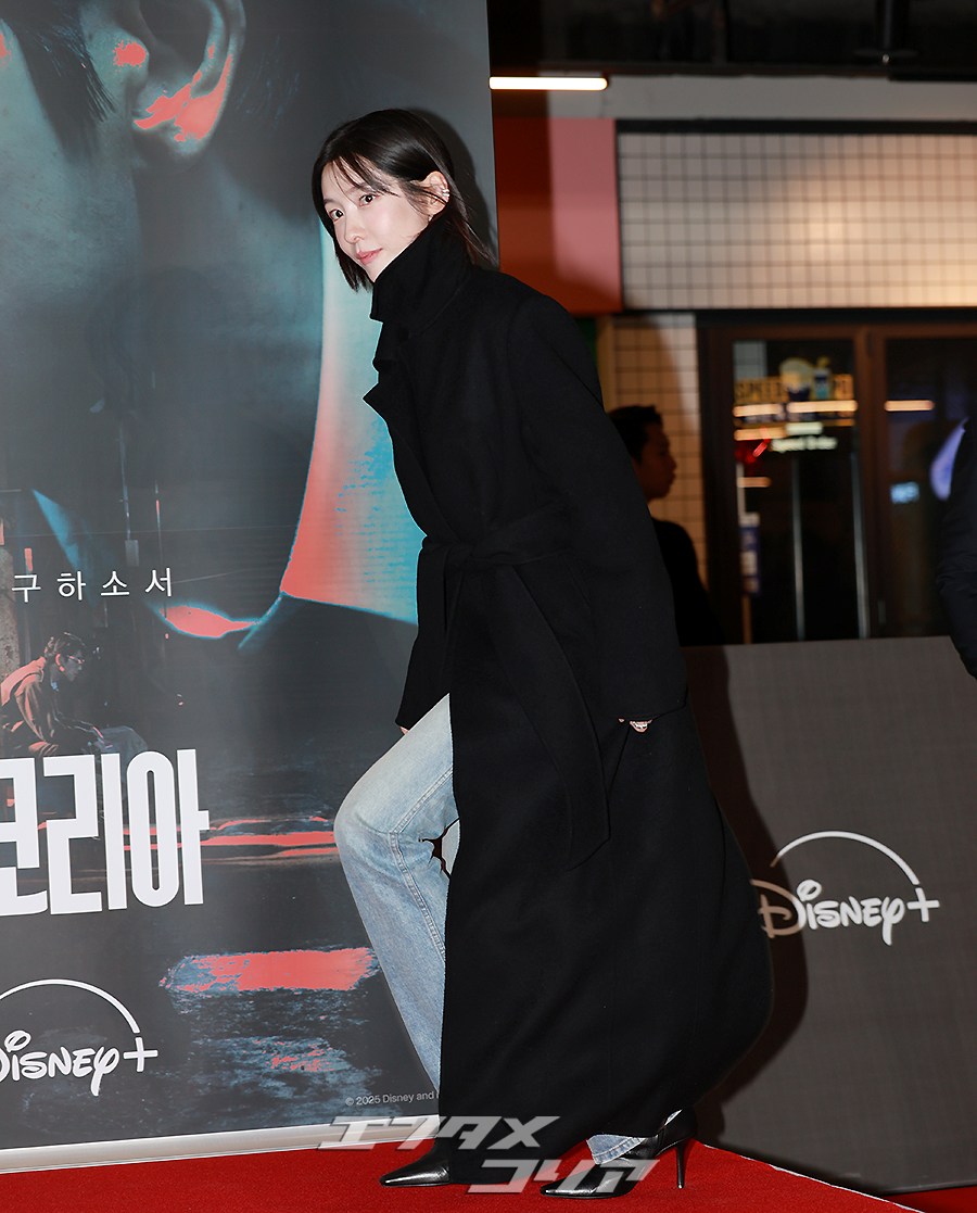 【フォト】パク・ジヒョン、黒いロングコート＆デニム姿がシック