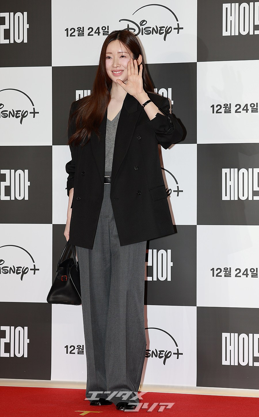 【フォト】チャ・ジョンウォン、シックな黒＆グレーの装い