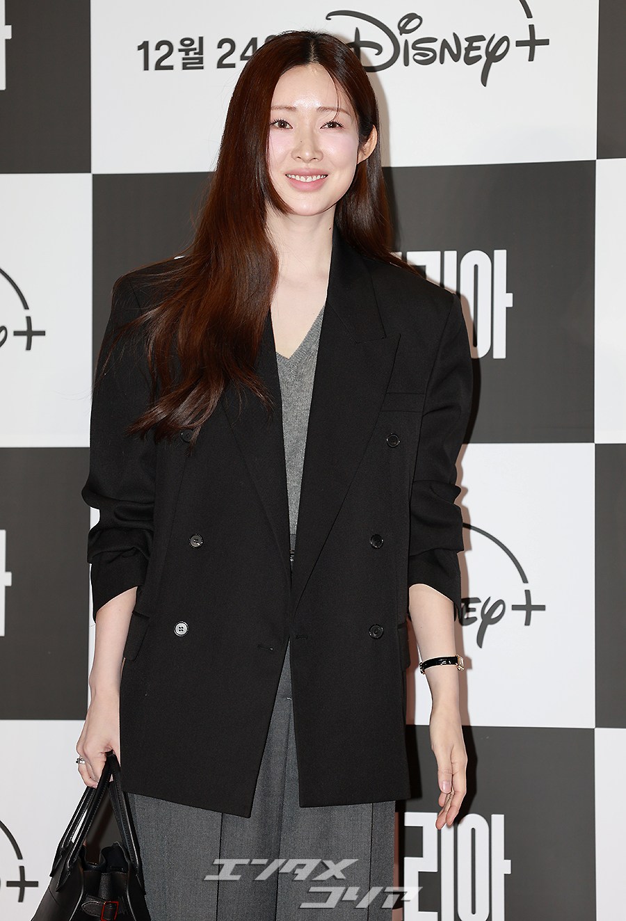 【フォト】チャ・ジョンウォン、シックな黒＆グレーの装い