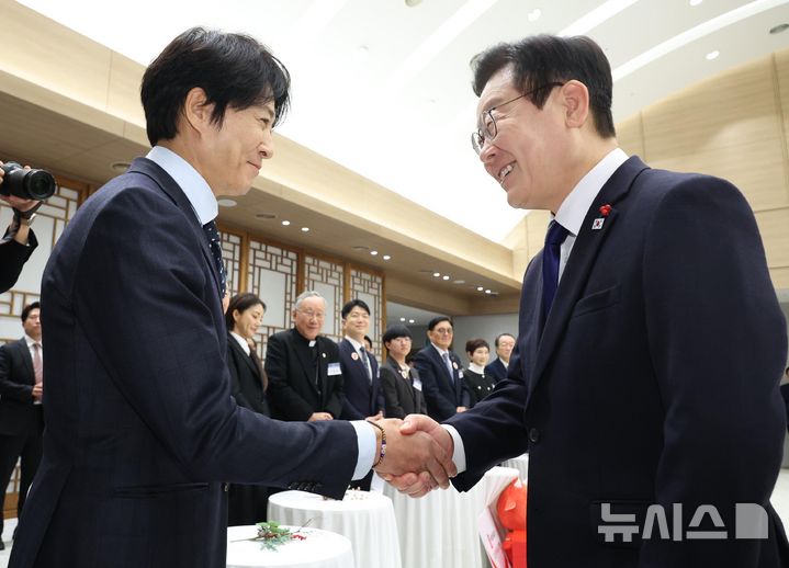 李在明大統領より1歳年上のチェ・スジョン、童顔に視線集中