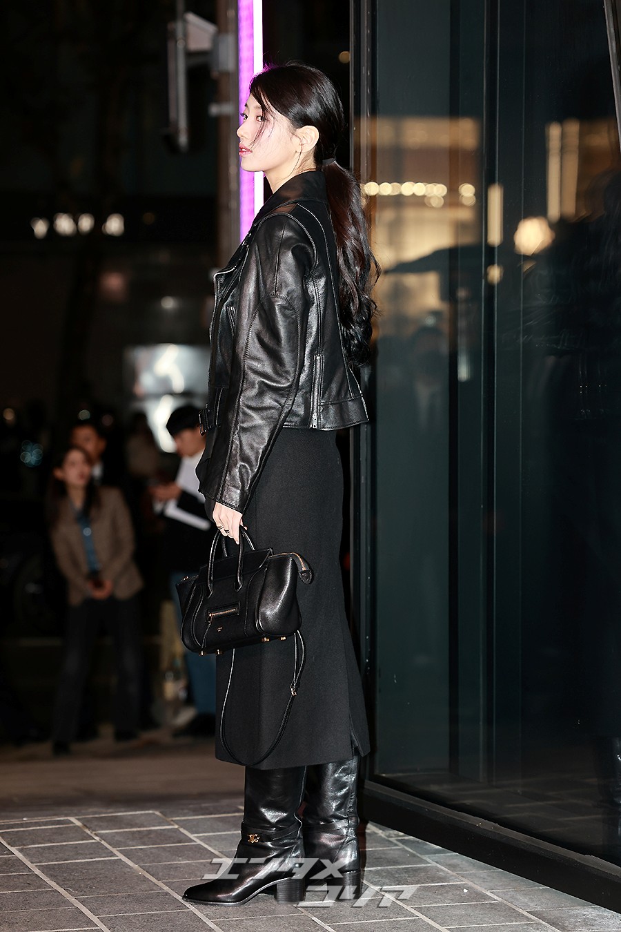 【フォト】スジ「夜も輝くオール・ブラック・ファッション」