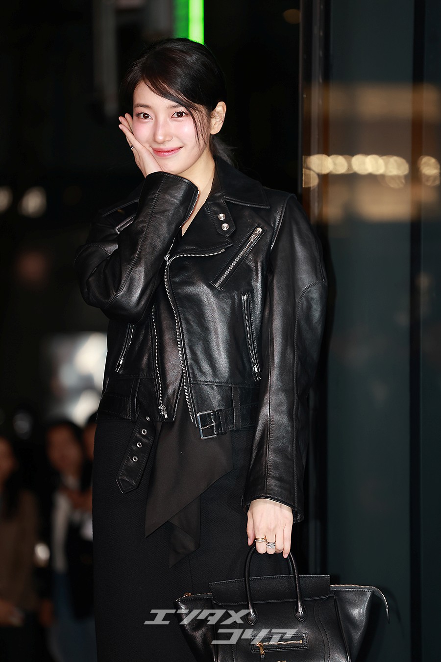 【フォト】スジ「夜も輝くオール・ブラック・ファッション」