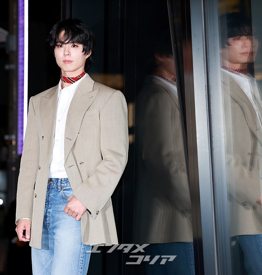 【フォト】パク・ボゴム「ブーツカットのレトロ・コーデも完璧」…少女漫画から飛び出した王子様