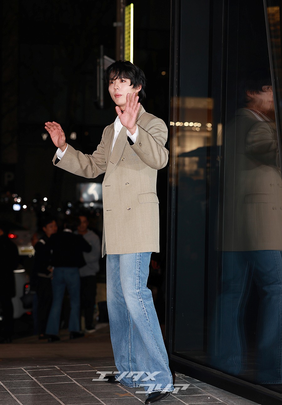 【フォト】パク・ボゴム「ブーツカットのレトロ・コーデも完璧」…少女漫画から飛び出した王子様