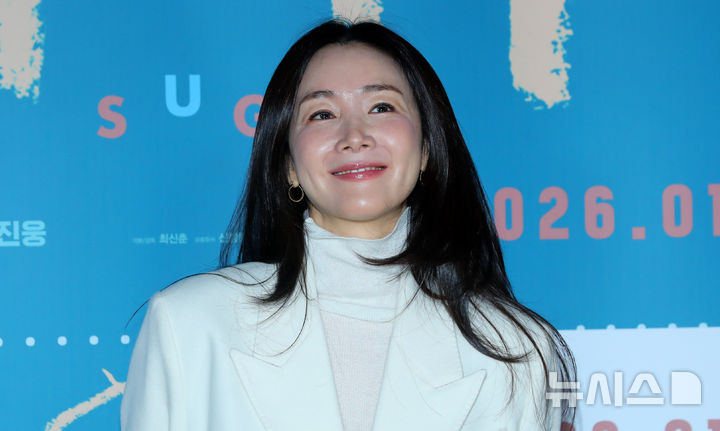 【フォト】チェ・ジウ、1型糖尿病患う息子の母親役…おしゃれな白スーツ姿