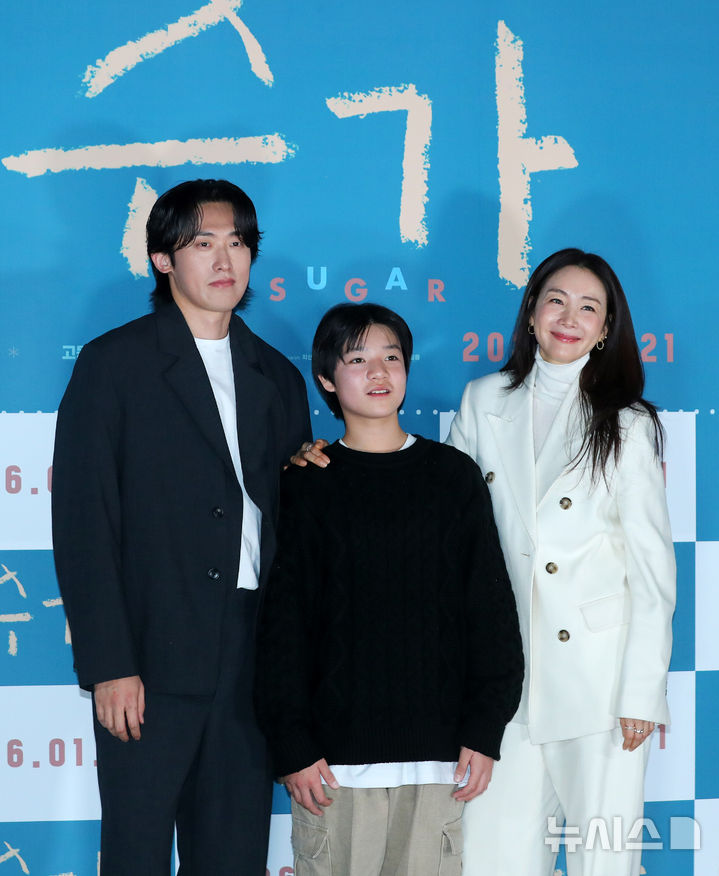 【フォト】チェ・ジウ＆ミン・ジヌン＆コ・ドンハ、仲睦まじい家族　「『シュガー』見 ..