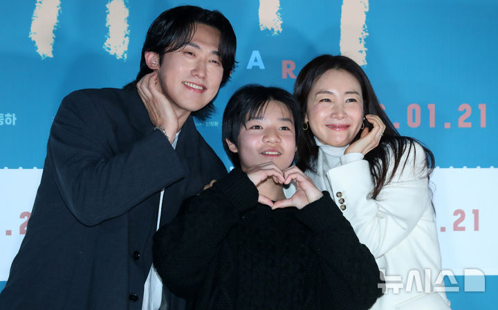 【フォト】チェ・ジウ＆ミン・ジヌン＆コ・ドンハ、仲睦まじい家族　「『シュガー』見てね」