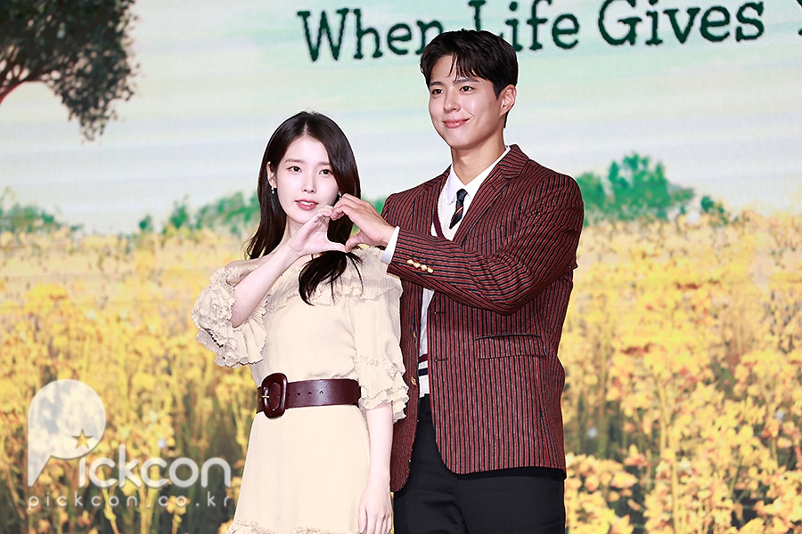 『おつかれさま』のパク・ボゴムとIU、そろって「今年を輝かせたタレント」ランキング1位＆2位