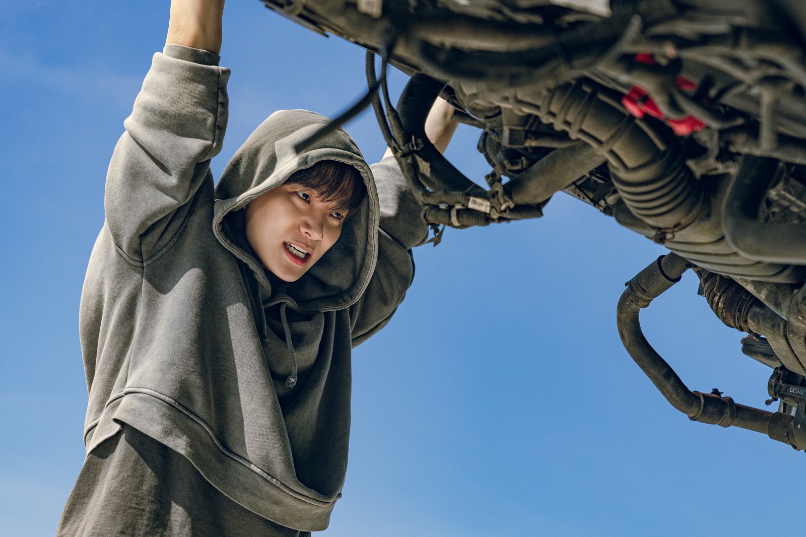 【フォト】超人的な力を誇るイ・ジュノ…『CASHERO』報道用スチールカット公開