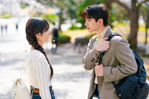 【フォト】超人的な力を誇るイ・ジュノ…『CASHERO』報道用スチールカット公開