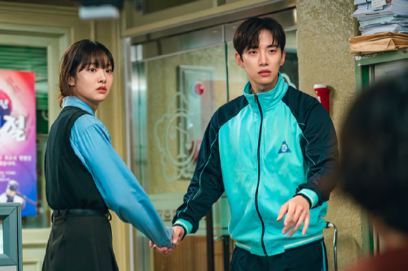 【フォト】超人的な力を誇るイ・ジュノ…『CASHERO』報道用スチールカット公開