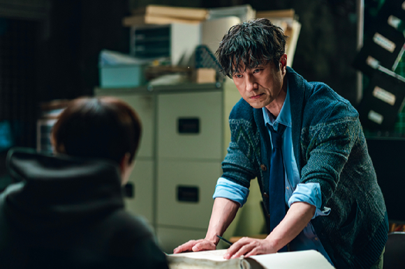 【フォト】超人的な力を誇るイ・ジュノ…『CASHERO』報道用スチールカット公開