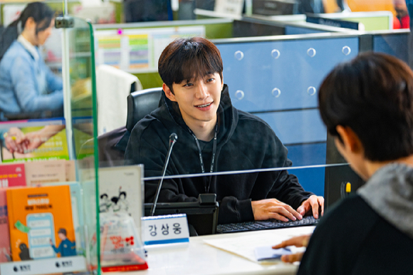 【フォト】超人的な力を誇るイ・ジュノ…『CASHERO』報道用スチールカット公開