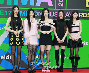 【フォト】ILLIT ラブリー&シックが共存「MMA 2025」レッドカーペット・ファッション