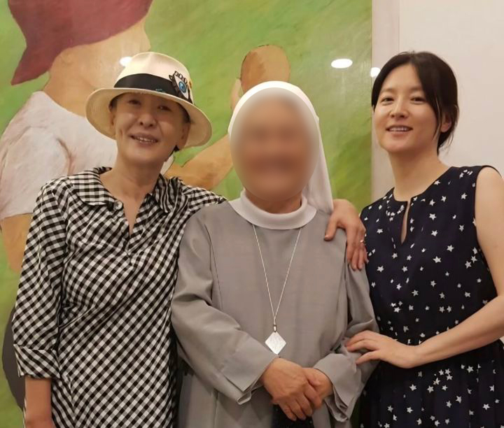 イ・ヨンエ、30年来の友人ユン・ソクファさんを追悼　「わたしのスター、会いたい…安らかに眠って」