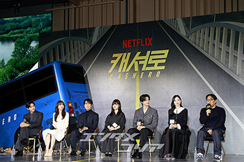 【フォト】和気あいあいとした雰囲気でインタビューに臨む『CASHERO』のキャストたち