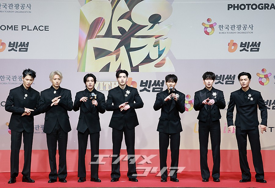 【フォト】ENHYPEN、黒の装いに視線集中＝2025 SBS歌謡大典