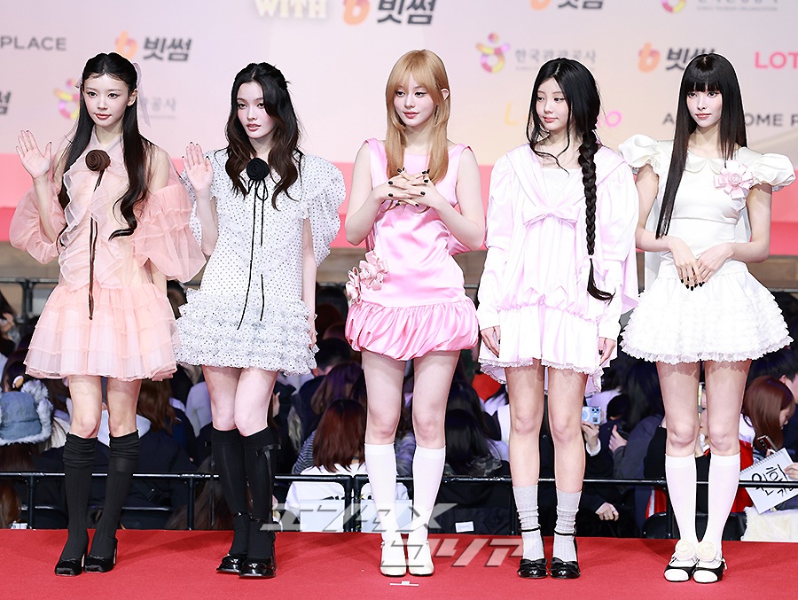 【フォト】ILLIT、クリスマスの妖精＝2025 SBS歌謡大典