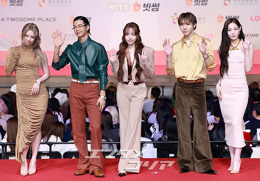 【フォト】ALLDAY PROJECT、ユニークさを強調した混成グループ＝2025 SBS歌謡大典