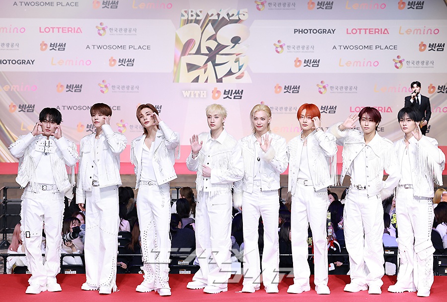 【フォト】Stray Kids「まぶしい白のスーツ」＝2025 SBS歌謡大典